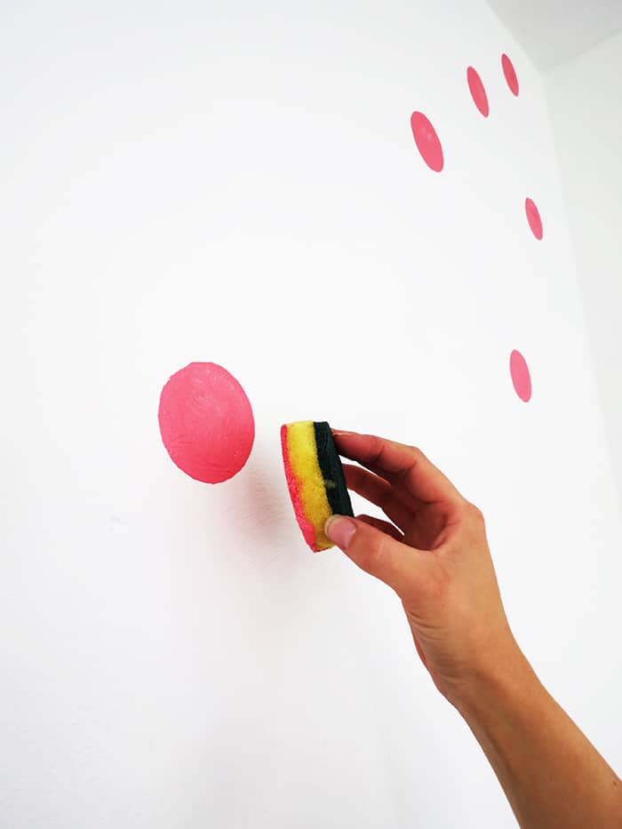 How to paint a polka dots wall