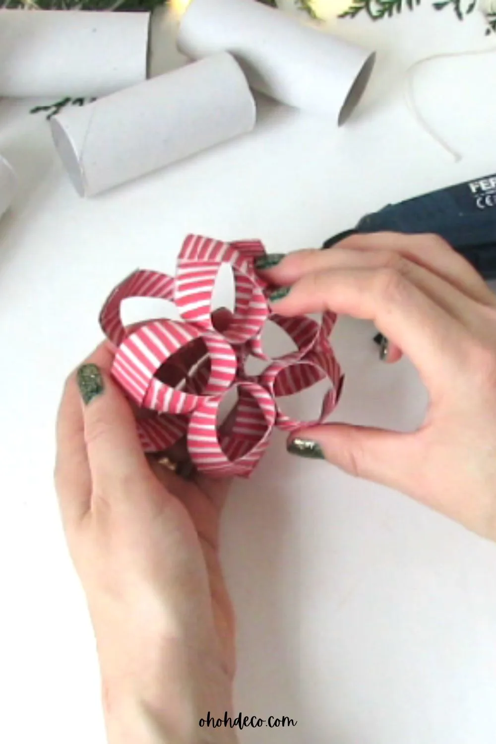 Make a flower for a Christmas tree decoration