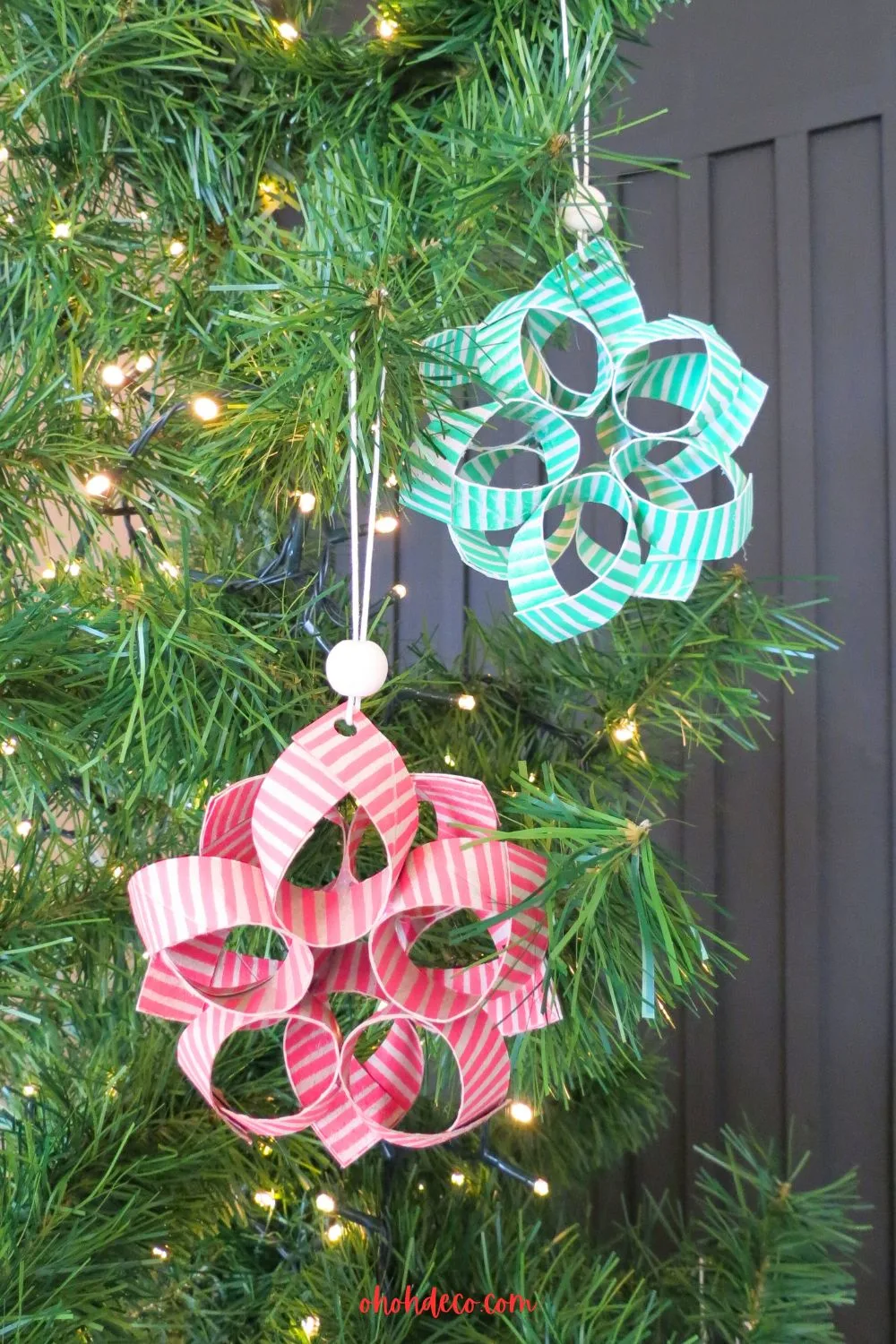 It's easy to make Christmas decorations using toilet paper rolls