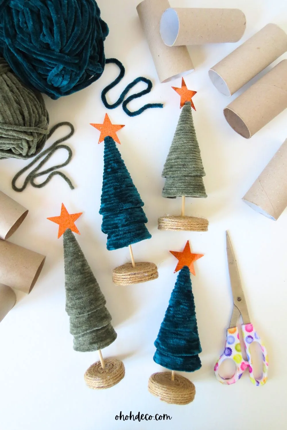 Make a Christmas tree using toilet paper rolls