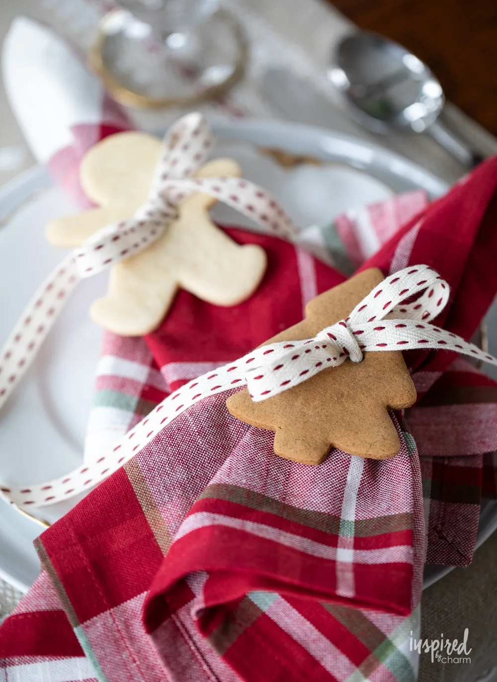 Decorate a gingerbread napkin