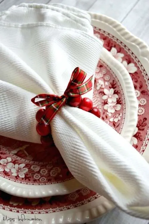 Cranberry napkin ring idea